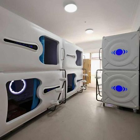 Hostel Space Capsule Madrid Exteriör bild