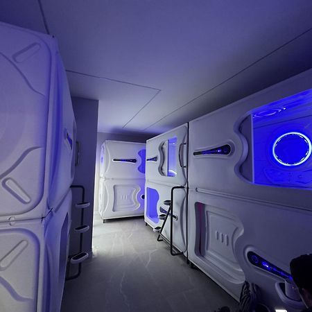 Hostel Space Capsule Madrid Exteriör bild