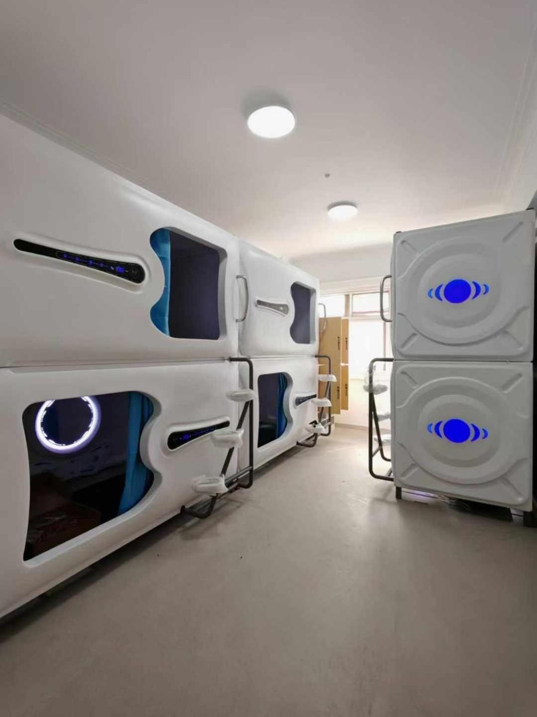 Hostel Space Capsule Madrid Exteriör bild