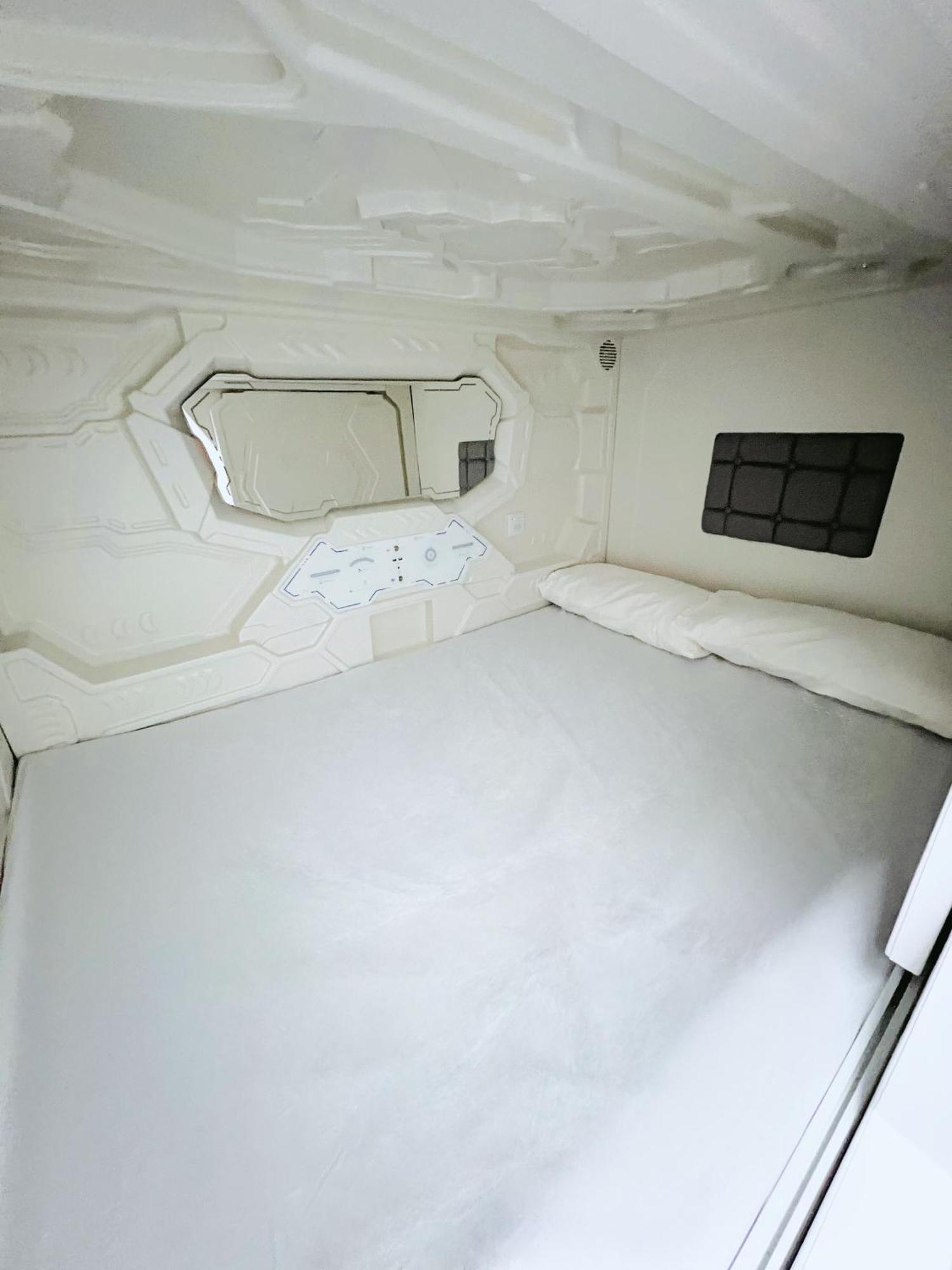 Hostel Space Capsule Madrid Exteriör bild