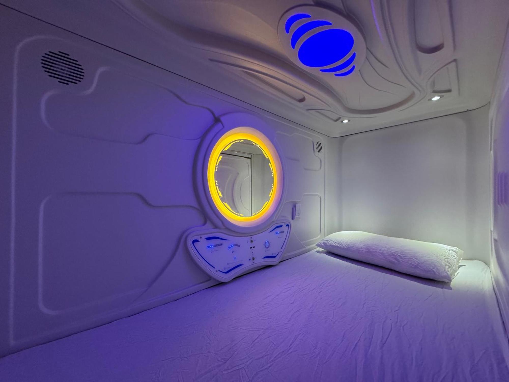 Hostel Space Capsule Madrid Exteriör bild