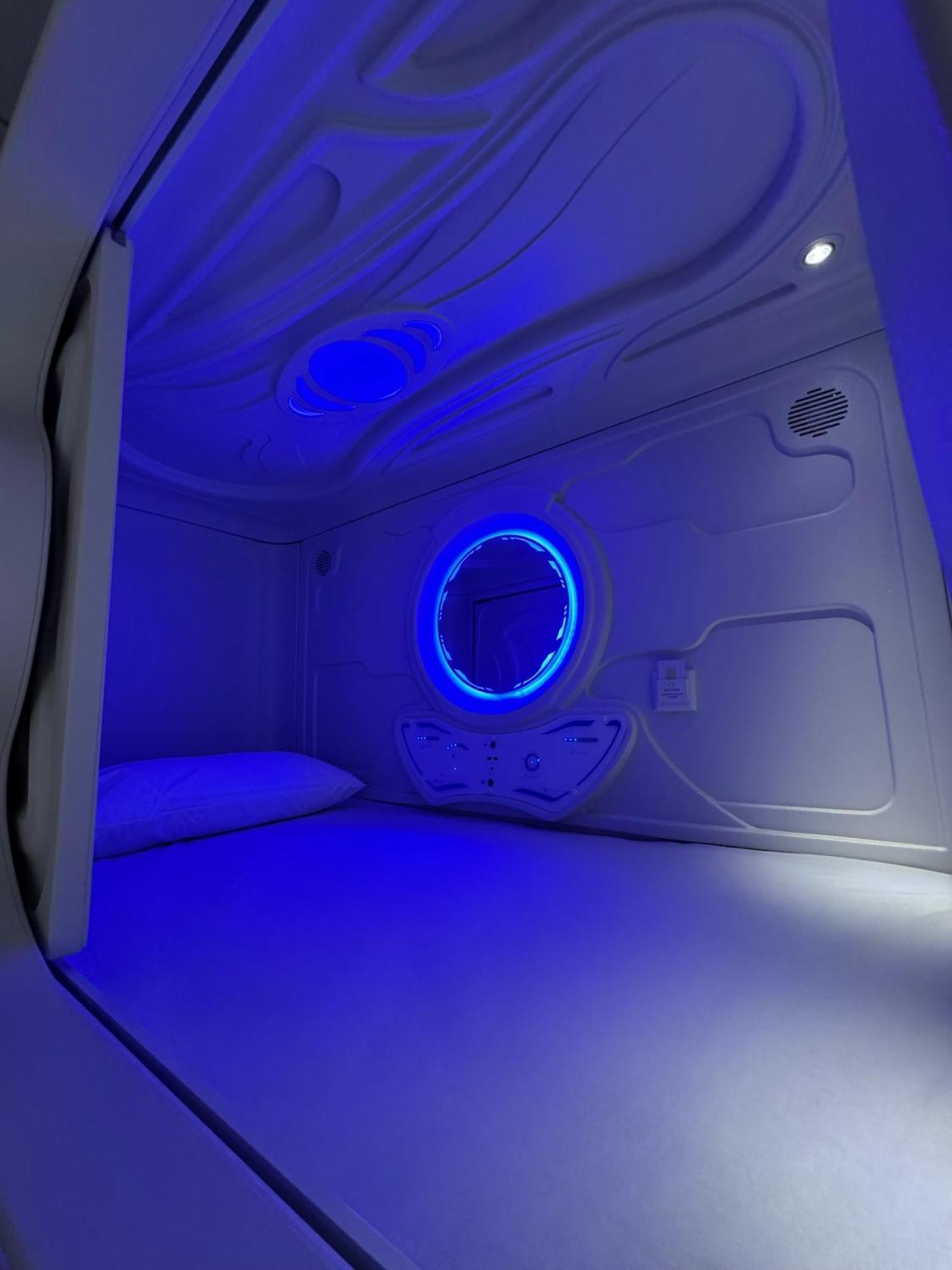 Hostel Space Capsule Madrid Exteriör bild