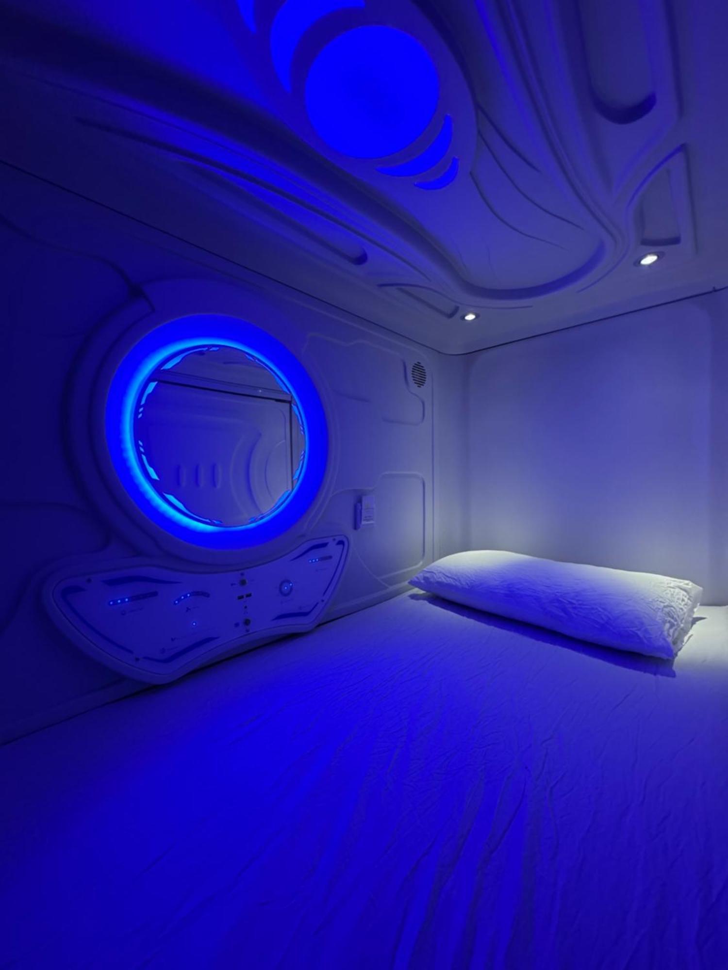 Hostel Space Capsule Madrid Exteriör bild