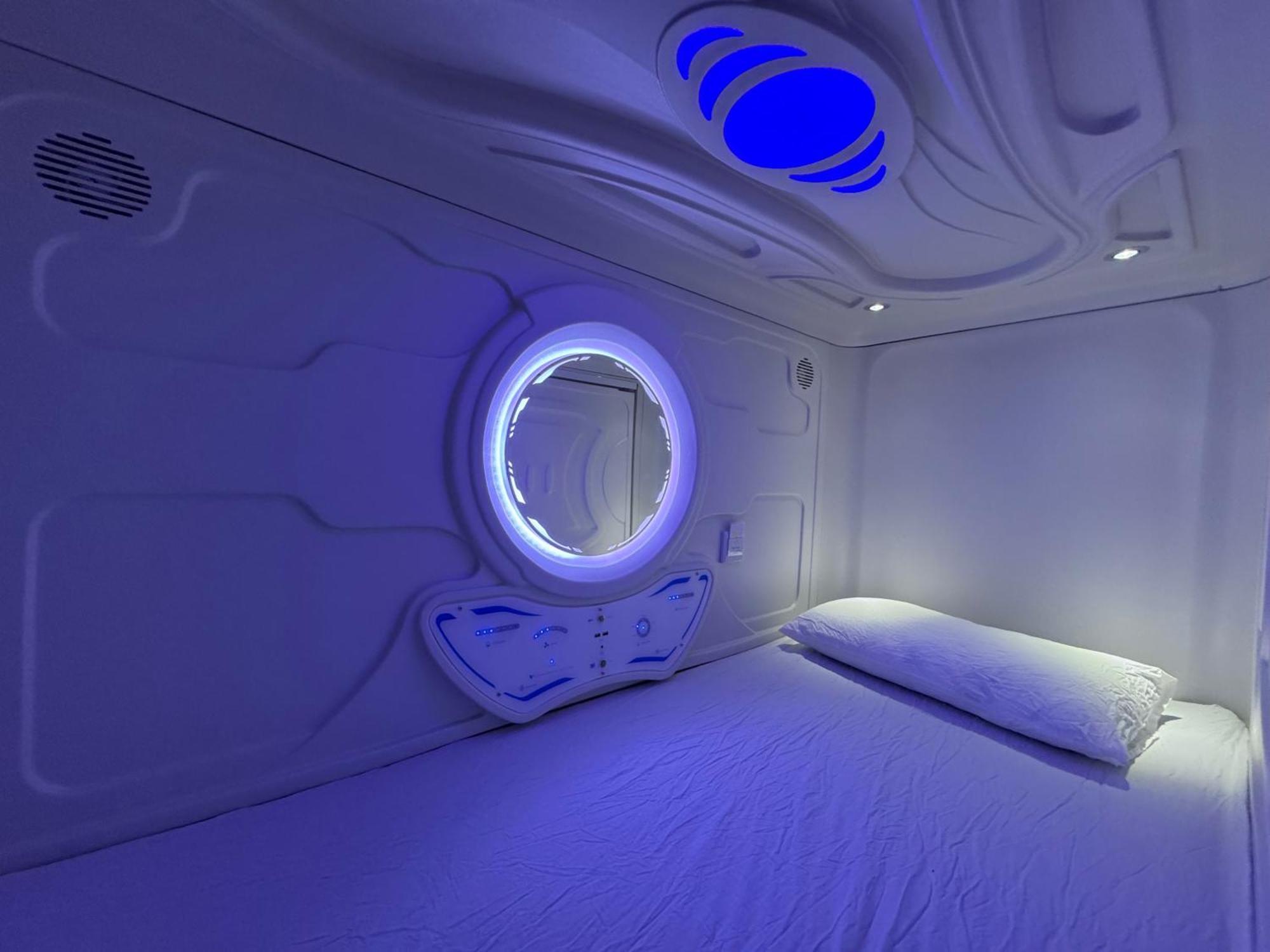 Hostel Space Capsule Madrid Exteriör bild