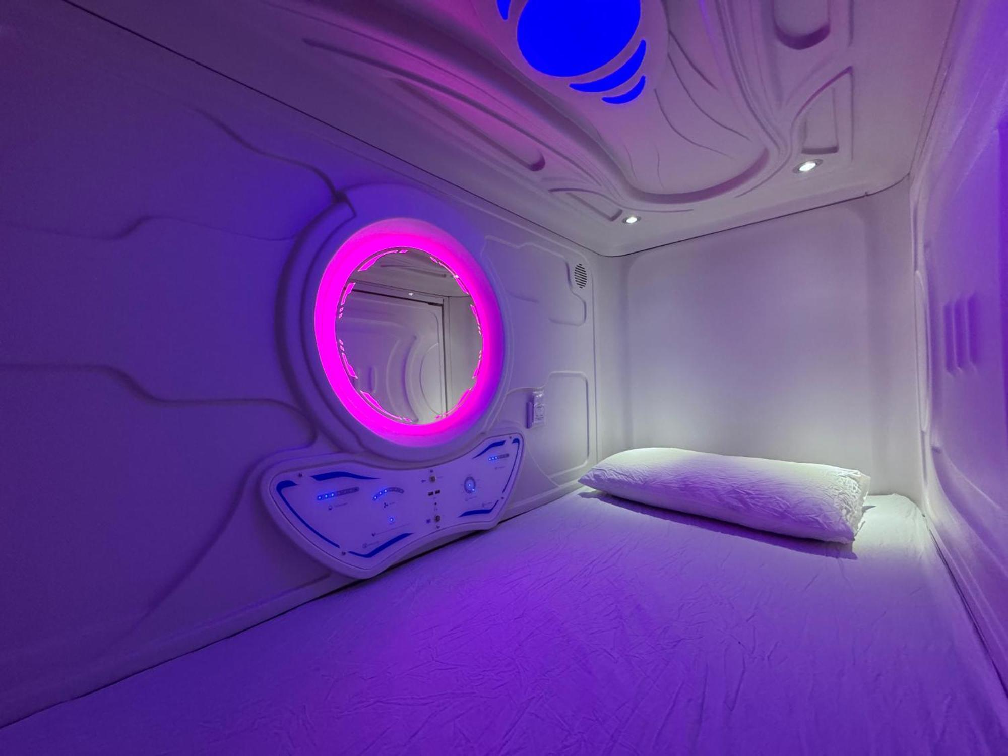 Hostel Space Capsule Madrid Exteriör bild