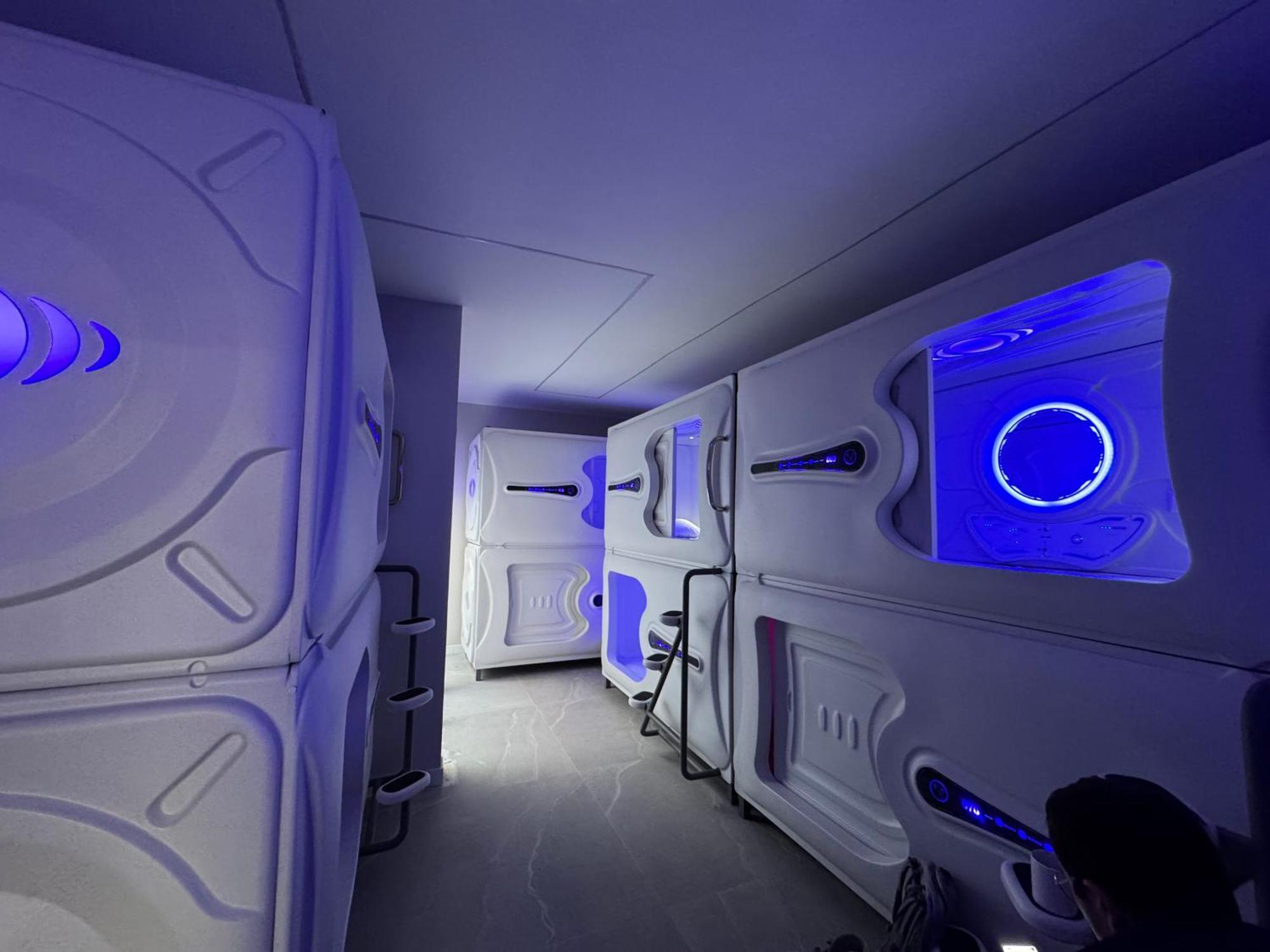 Hostel Space Capsule Madrid Exteriör bild