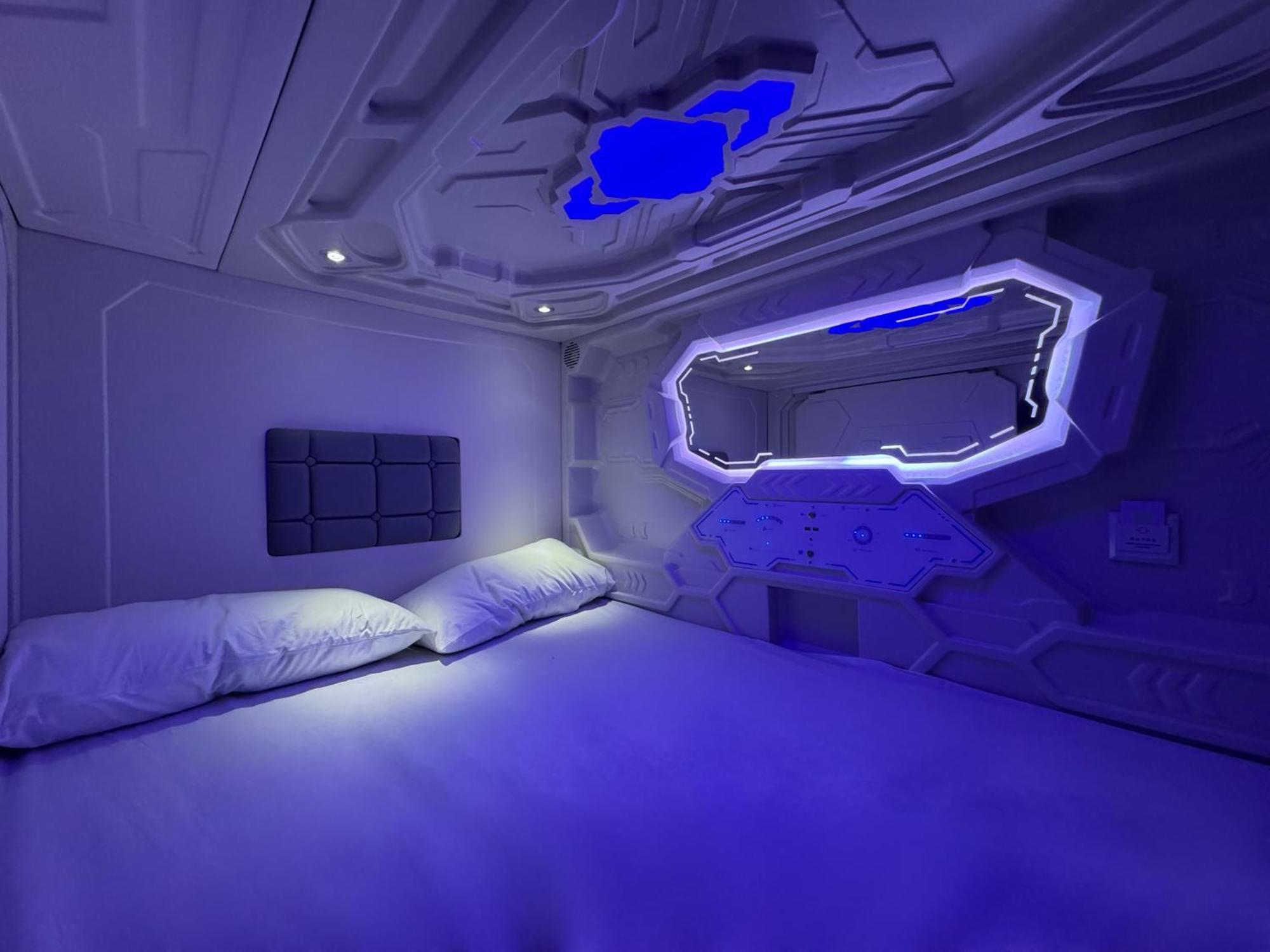 Hostel Space Capsule Madrid Exteriör bild