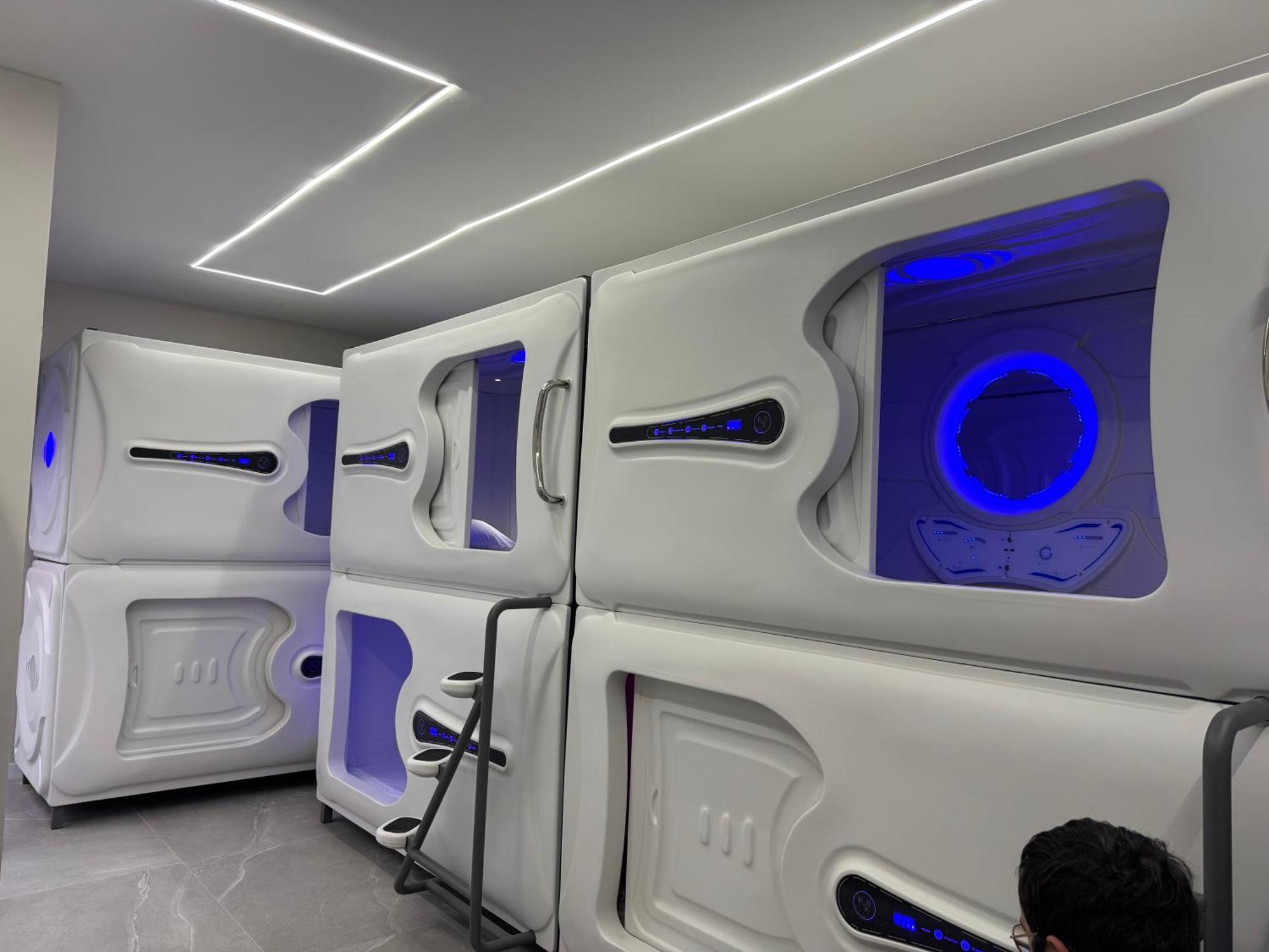 Hostel Space Capsule Madrid Exteriör bild