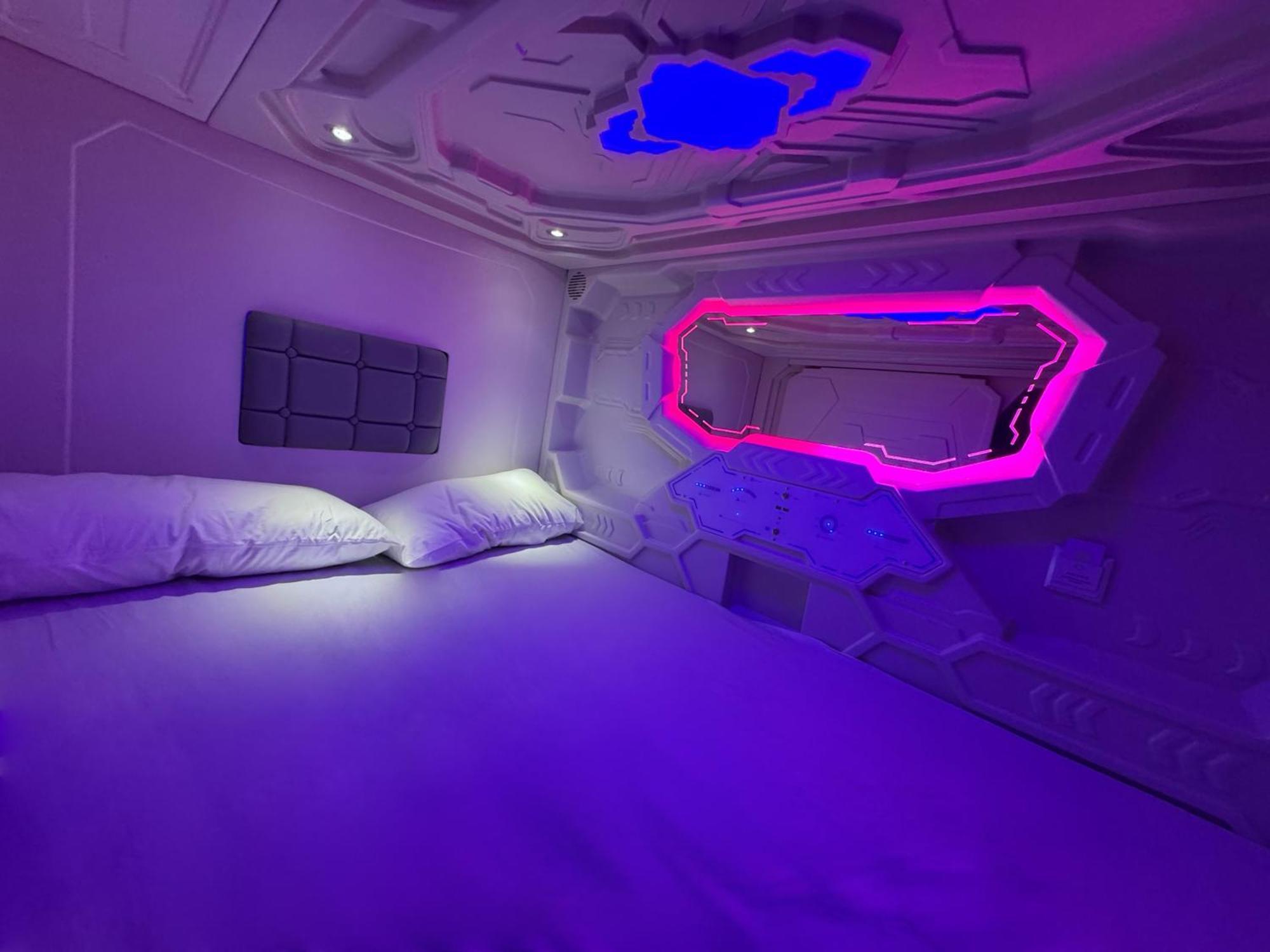 Hostel Space Capsule Madrid Exteriör bild